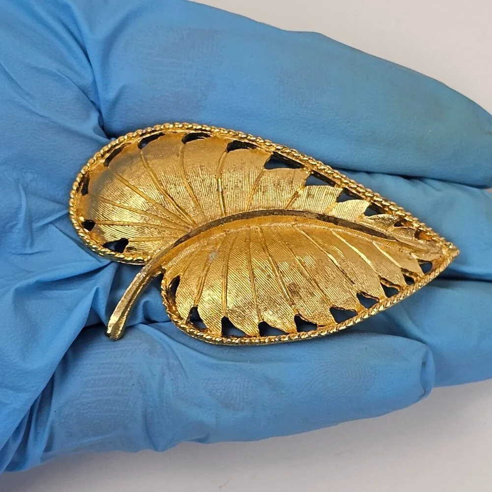 BSK Vintage Brooch Pin‎ Gold Tone Metal Leaf Textured Cutout Open Work Rope